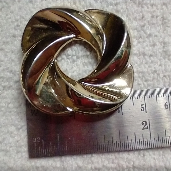 Goldtone scarf clip approx. 1.7/8 inch wide - Picture 4 of 4